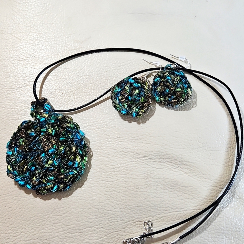 Hand Crafted Crochet Jewerly Set Earring and Necklace 3-pc Set 100% polyster - Picture 5 of 17